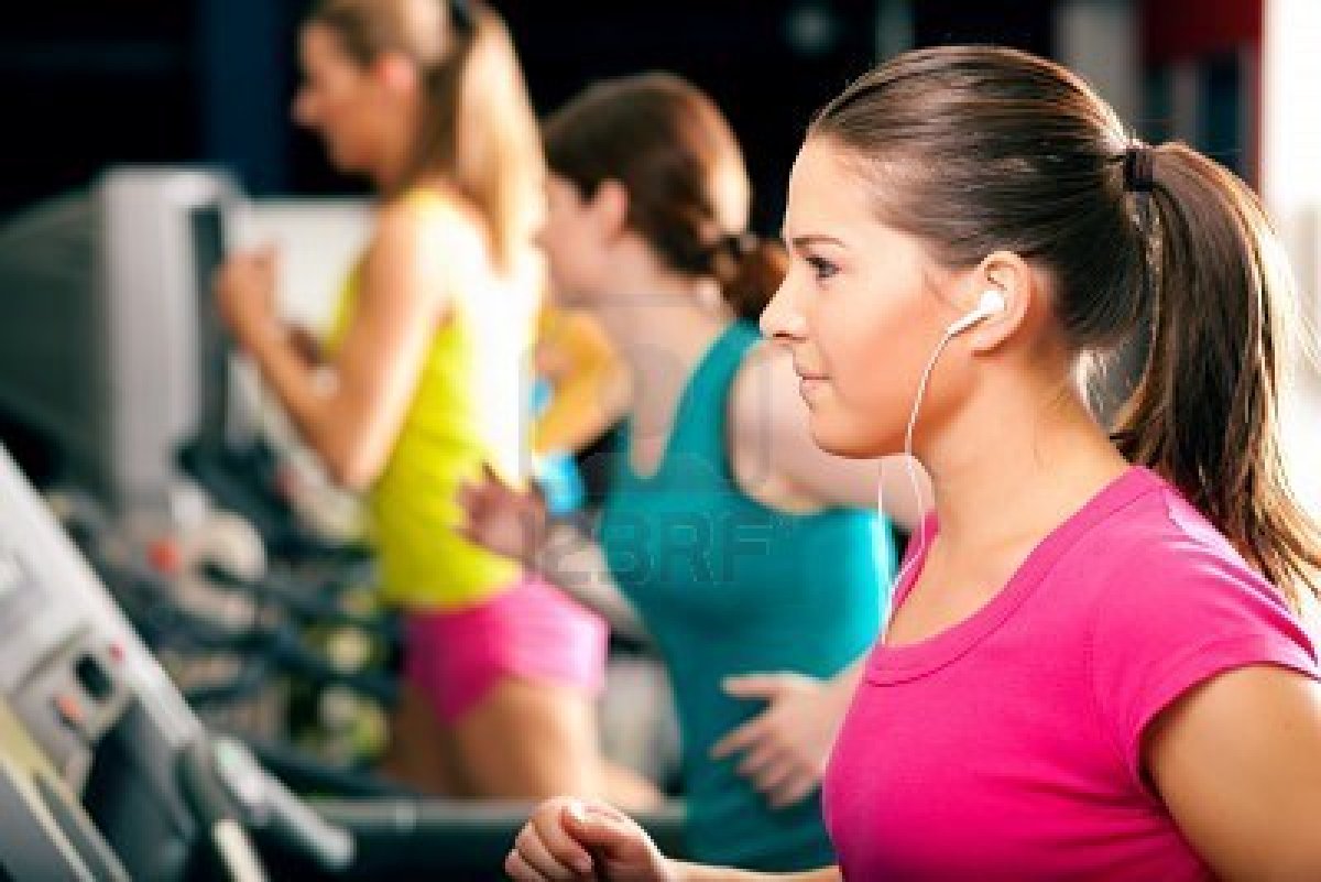 8295281-running-on-treadmill-in-gym-group-of-women-and-men-exercising-to-gain-more-fitness-the-woman-in-fro