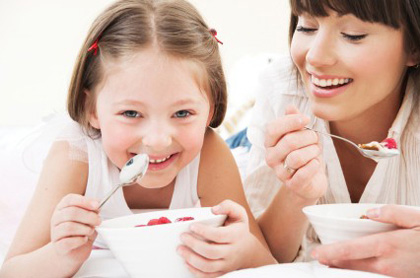 mother-and-daughter-eating